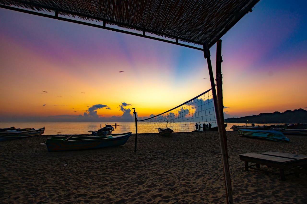Water Edge Hotel & Restaurant Arugam Bay Bagian luar foto