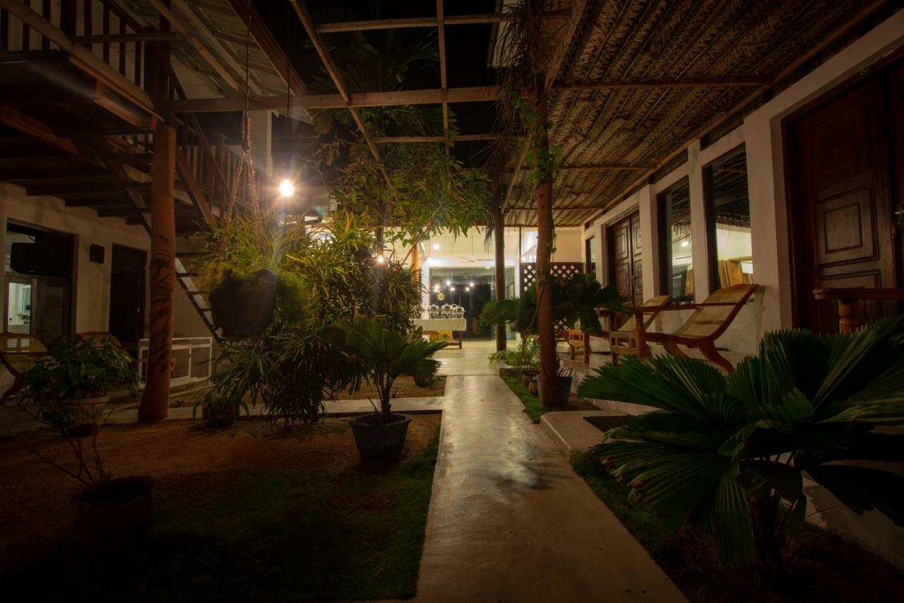 Water Edge Hotel & Restaurant Arugam Bay Bagian luar foto